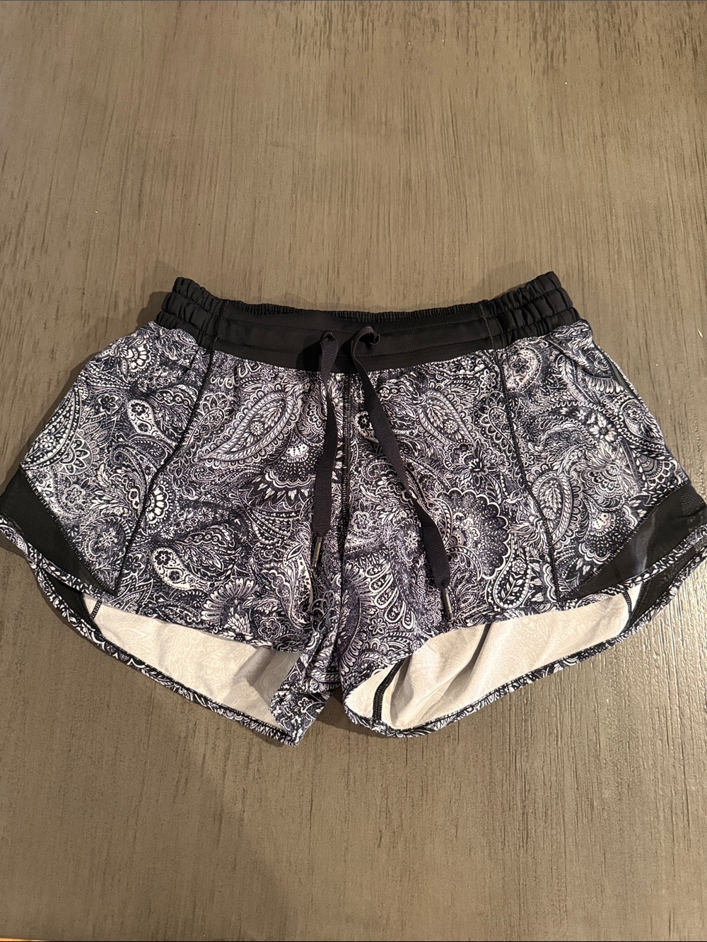 Lululemon Paisley Running Shorts Size 6 Dark Navy Black White